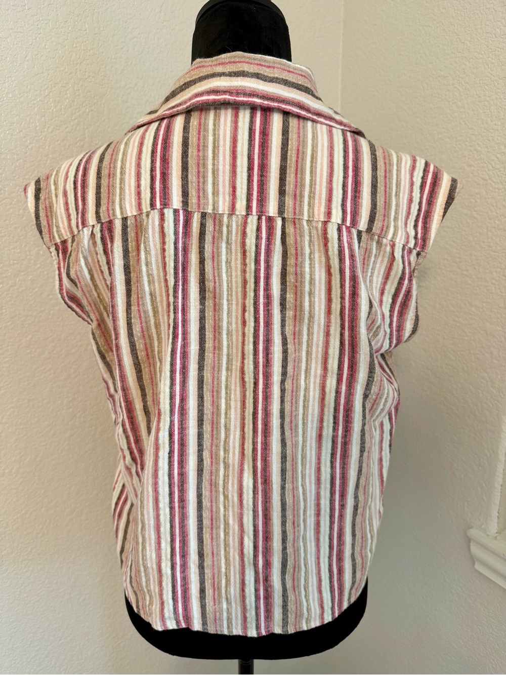 Sleeveless Striped Collared Top in Pink and Cream - Picture 5 of 9